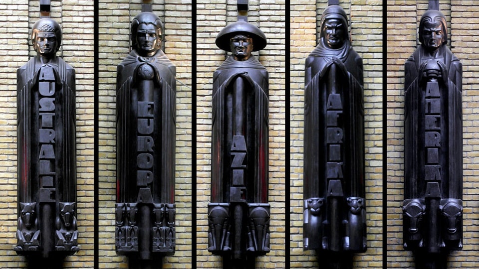 Sculpturale letters in het voormalige postkantoor aan de Neude in Utrecht
